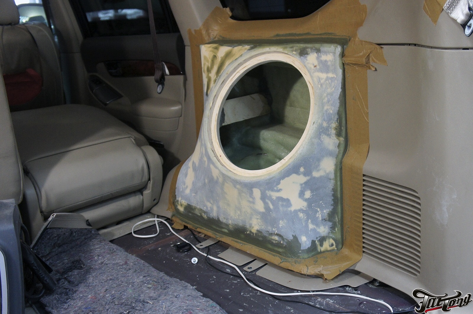 Стелс короб для сабвуфера toyota land cruiser prado 90. Сабвуфер прадо 120. Стелс в прадо 120. Прадо 150 сабвуфер drive. Короб стелс под сабвуфер toyota land cruiser 100.