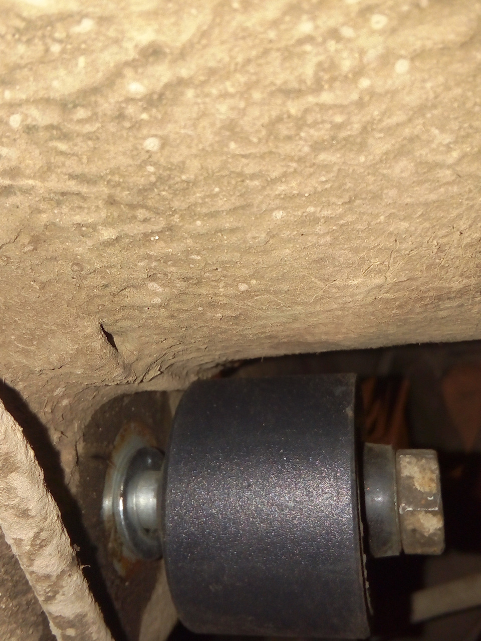 видно, что диаметр уха не позволит сесть штанге на место — Chevrolet Niva (1G)