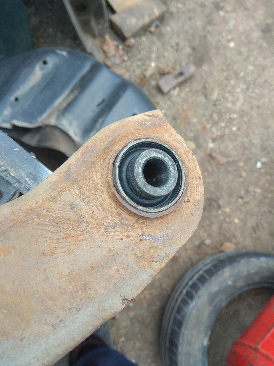 Kd35-34-470c. Сайлентблок мазда 3 bk. Сайлентблок мазда 3. Сайлентблок переднего рычага мазда 3 бк. Мазда 3 бк передний сайлентблок переднего рычага.