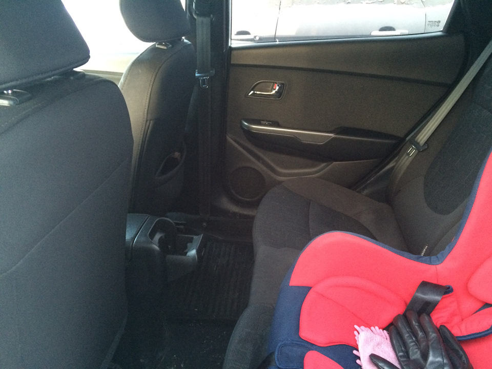 Подстаканник, подбутыльник для задних пассажиров — KIA Rio (3G)