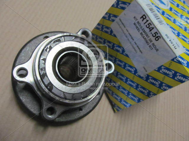 Подшипник в сборе со ступицей SNR R154.56 — Volkswagen Passat B6. Запчасти на фото: R15456