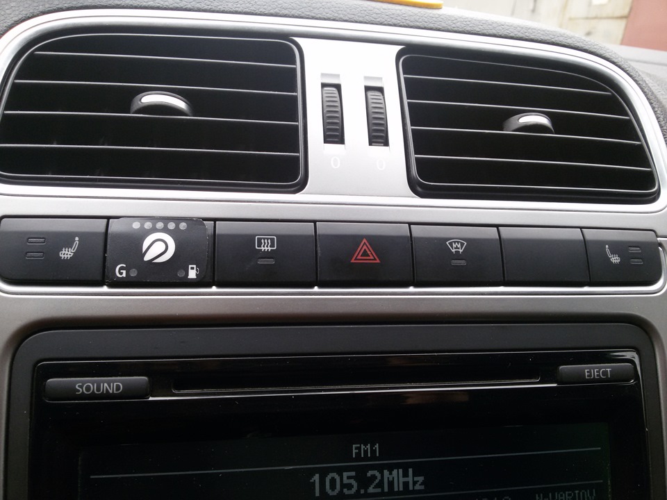 Обогрев заднего стекла фольксваген поло. Volkswagen polo седан кнопки на панели. Vw polo 2000 кнопки. Кнопки на панели поло седан 2011. Кнопки панели поло.