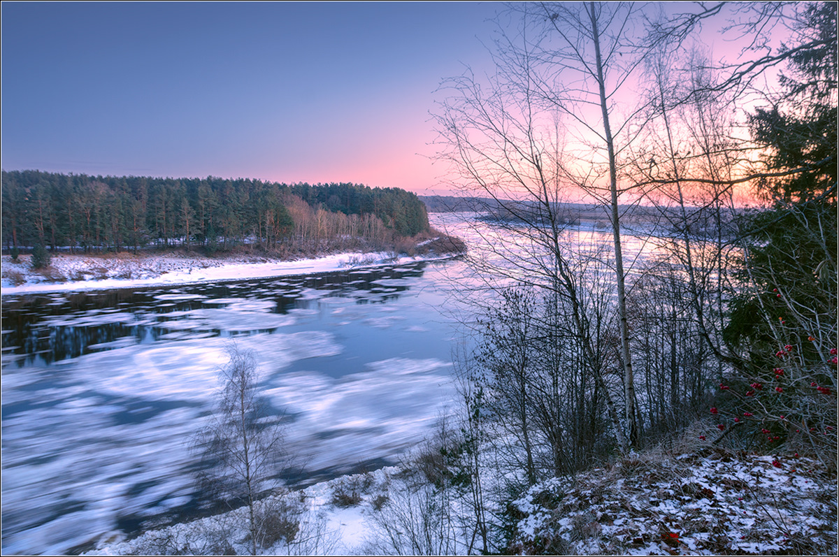 Река восточная двина. Река Двина Верхнедвинск. Река Даугава Западная Двина. Западная Двина Верхнедвинск. Западная Двина река зимой.