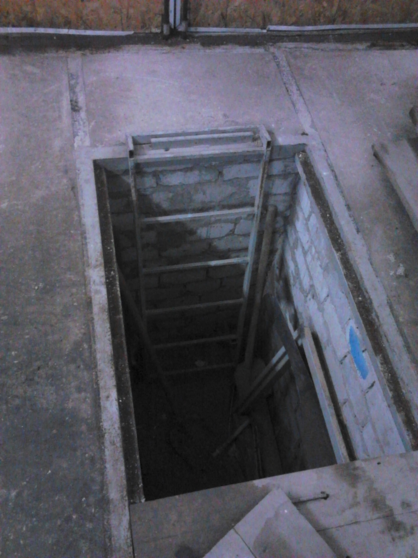 Железная яма. Ступени в смотровую яму в гараже. Ступени в яму в гараже. Лестница в смотровую яму. Лестницы для смотровых ям.