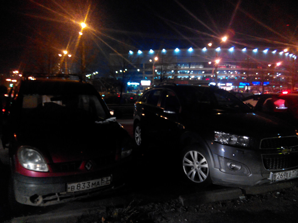 Окраина Питера. Ледовый дворец — Renault Kangoo (1G)