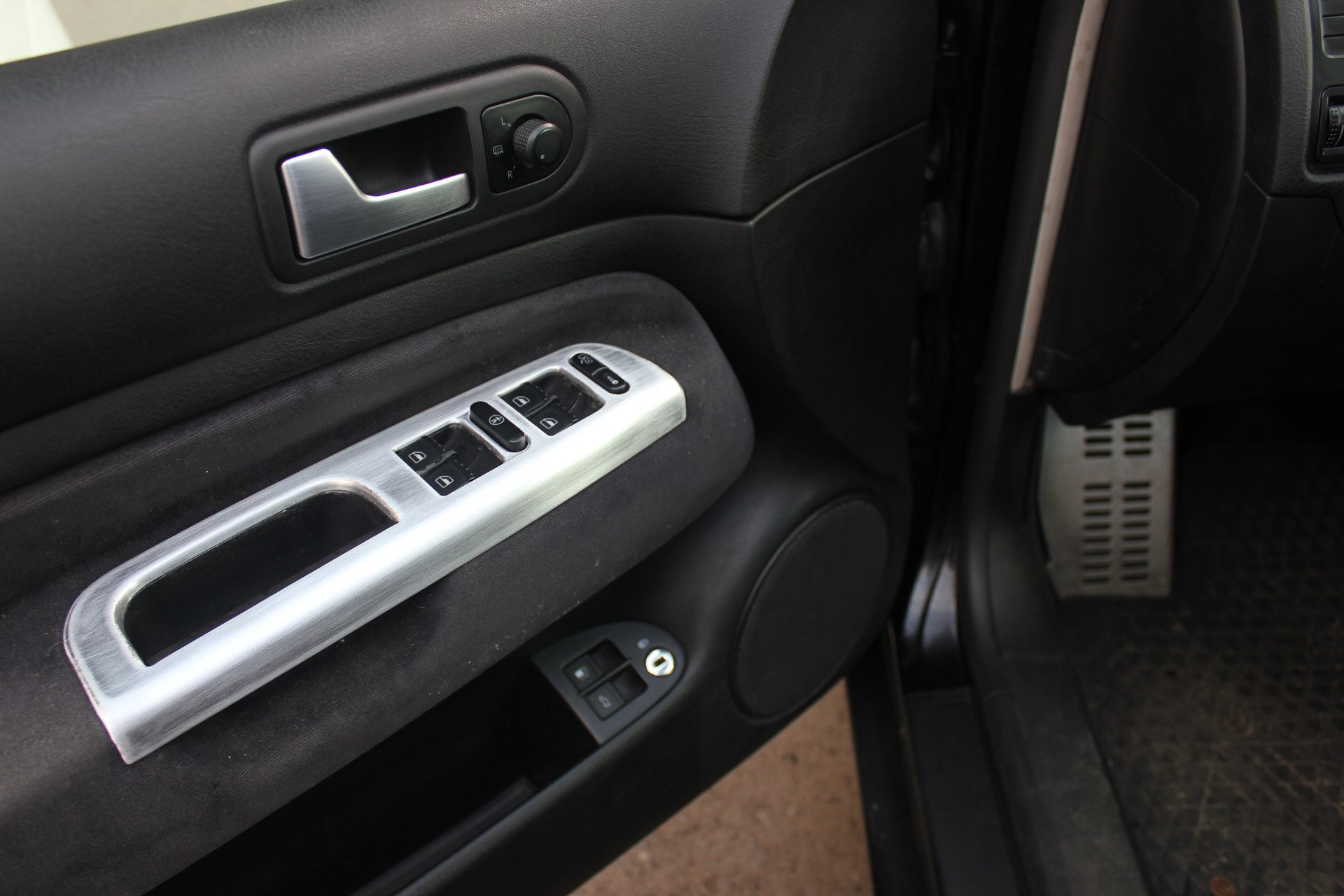 Накладка на водительскую дверь. Усилитель накладки водительской двери Peugeot 107 ручки. Subaru накладка бардачек 090306 001-03. Накладка алюминий. Алюминиевая накладка на дверь.