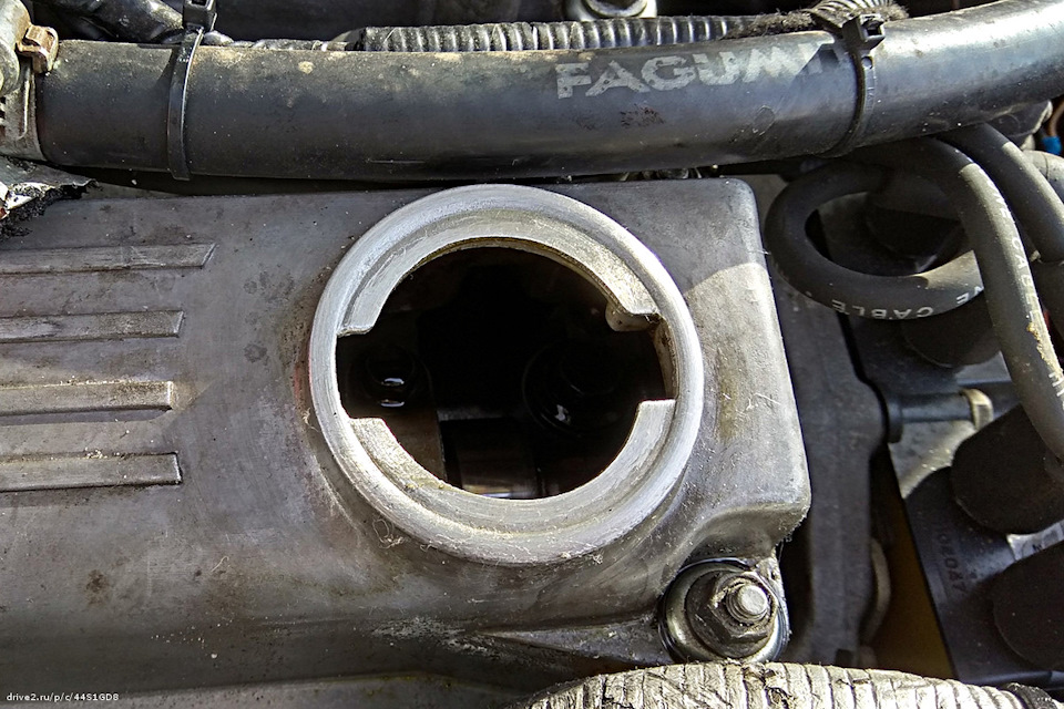 дым из заливной горловины