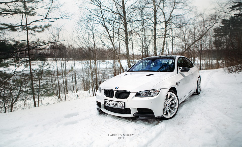 Белая машина зимой. BMW e90 зимой. BMW m5 e60 зима. БМВ е90 зима. BMW зима м5.