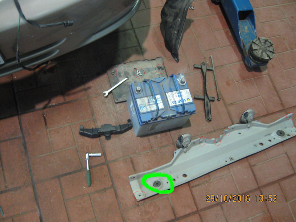 Зеленым отмечена неродная подушка радиатора — Toyota Camry (XV30)