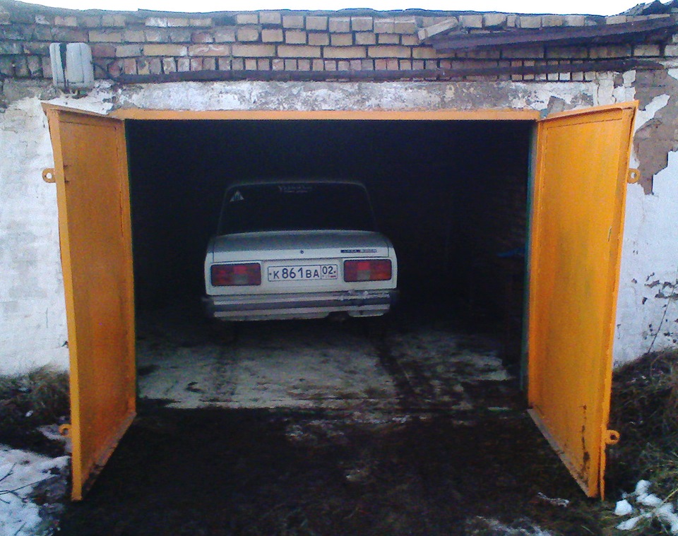 Сторож гаражей. Поднимаем бетонный гараж. Поднятие ворот в гараже. Поднять ворота в гараже. Порог для гаражных ворот.