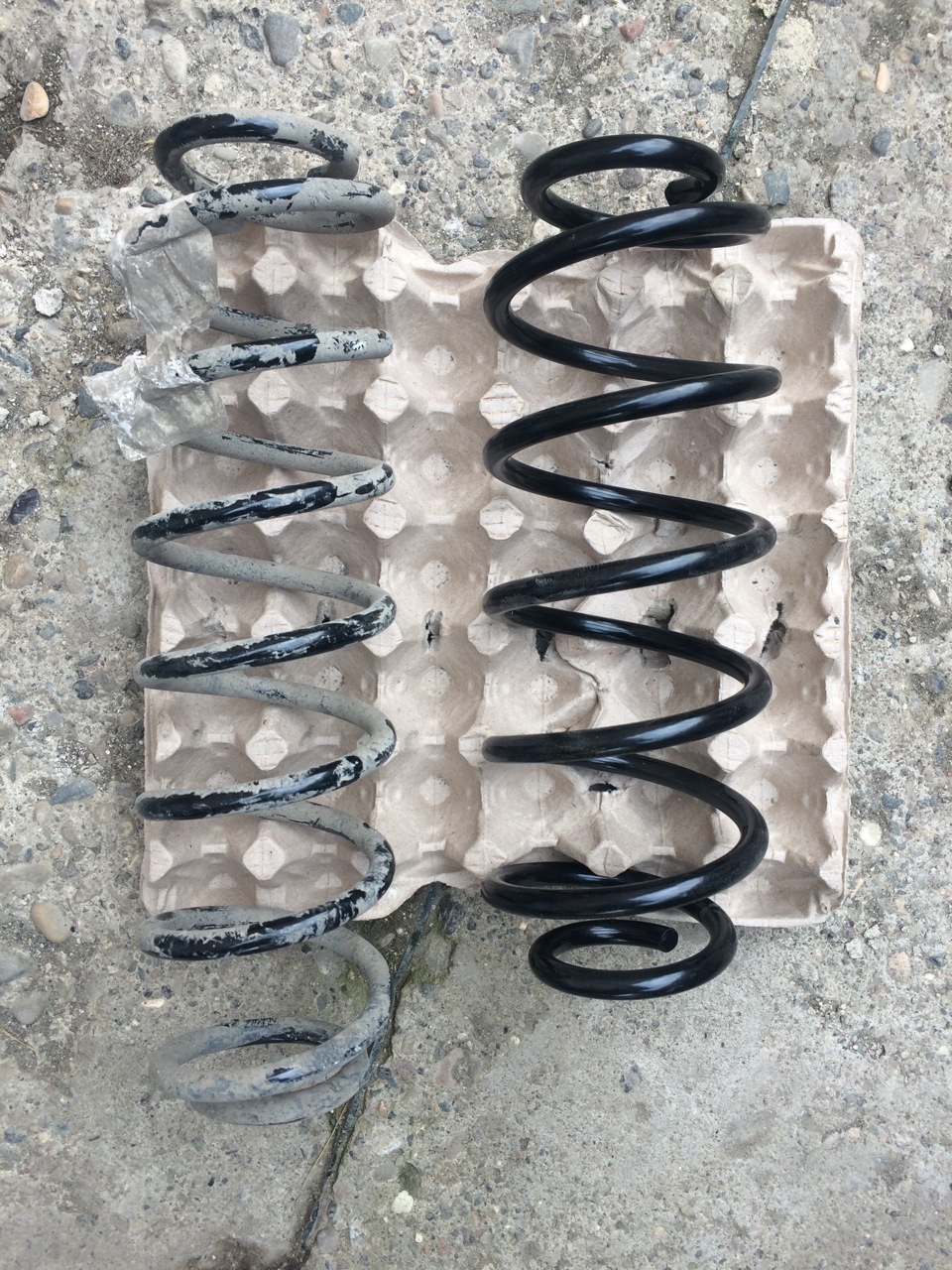 Старая в сравнении с новой пружиной — Volkswagen Polo Sedan