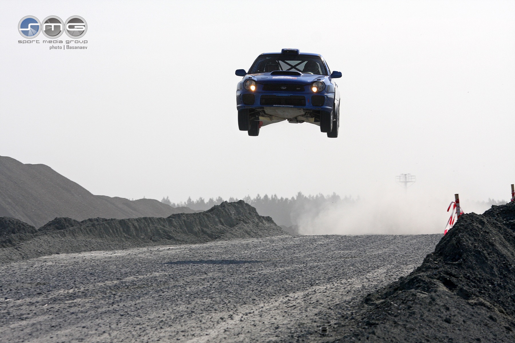 Из красивых ваз висевший воздухе. Ралли Асбест прыжок. Subaru Rally в прыжке. Субару ралли. Трамплин для машин.