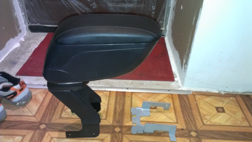 Починить крышку подлокотника - Renault Megane II, 1,6 л, 2005 года поломка DRIVE