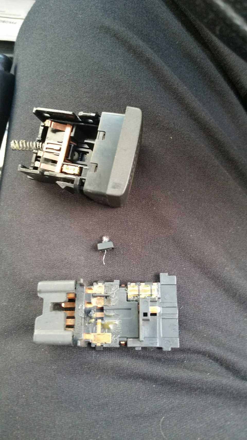 Замена лампочки на кнопке аварийки.Болезнь пример, кнопки перегорают и ...