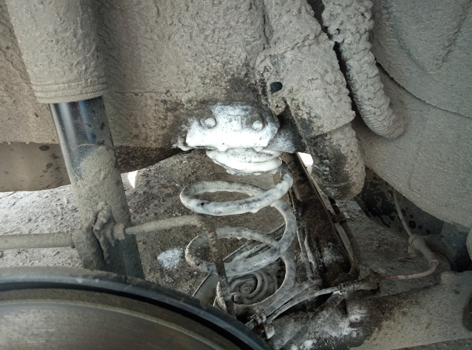 Моем пружину — Nissan Sentra (B17)