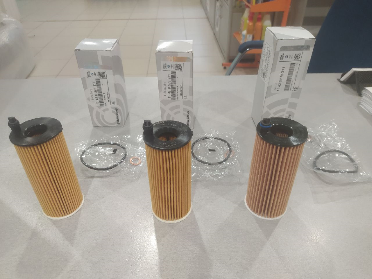 фильтр масляный за рулем. поддельный масляный фильтр рено логан 2. как отличить контрафакт автозапчастей. Hu718/1k. Bmw 11428575211.