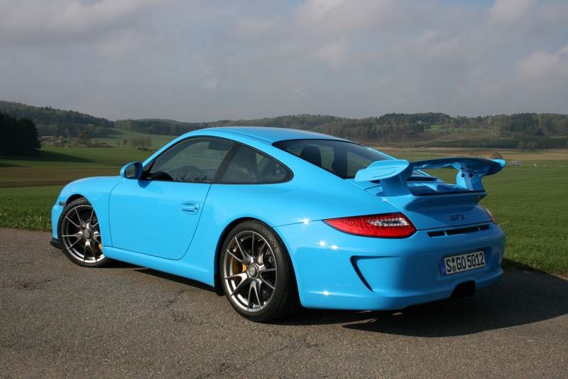 Голубой кулрей. Porsche 911 Light Blue. Цвет Porsche Riviera Blue. Светло голубой цвет машины. Бледно голубая машина.