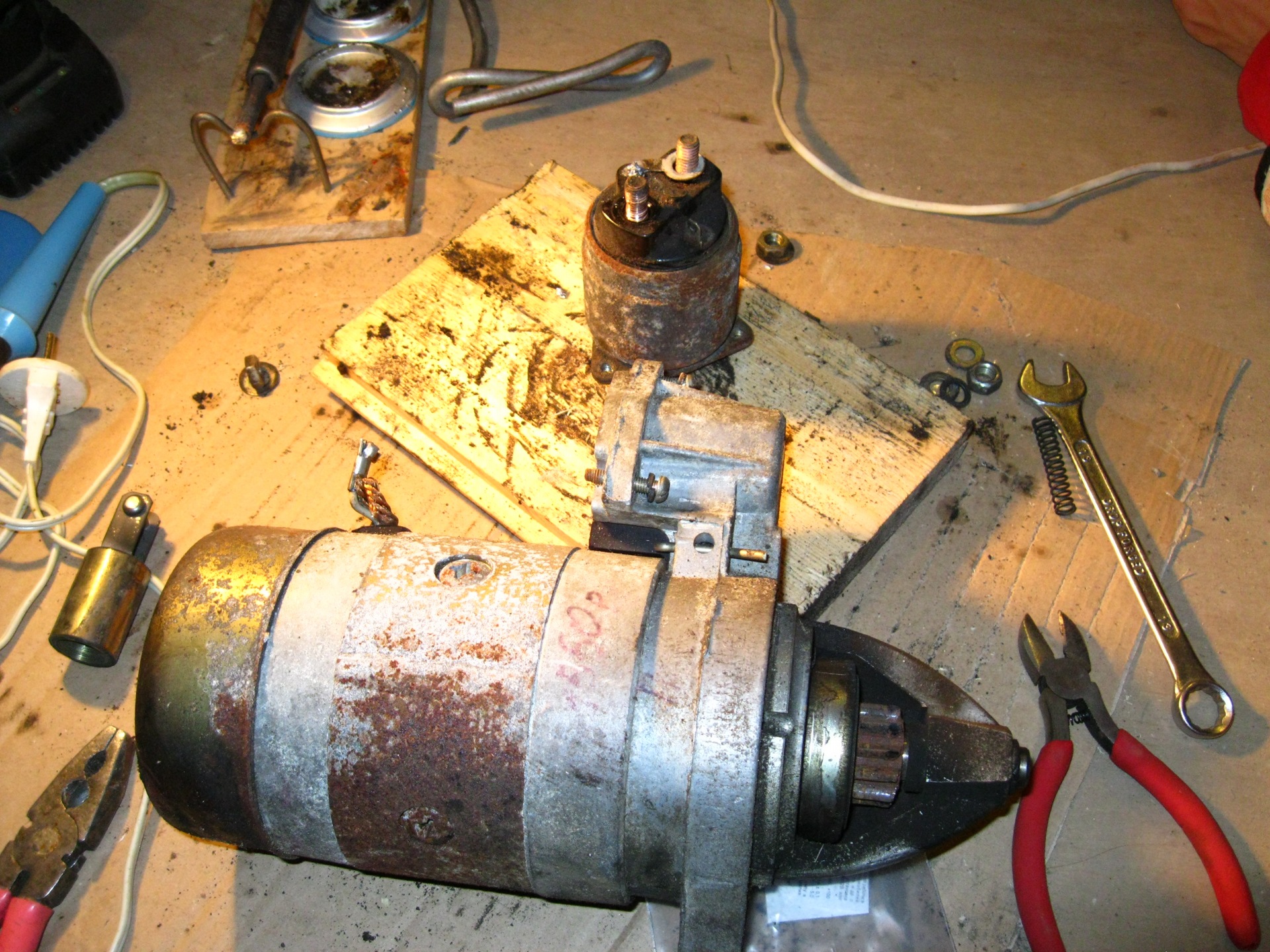 Втягивающий на стартер ваз 2106. Втягивающее на стартер киа спектра 2007. Втягивающее реле стартера man tgs. Втягивающее ваз 2107. Как снять втягивающее реле не снимая стартер.