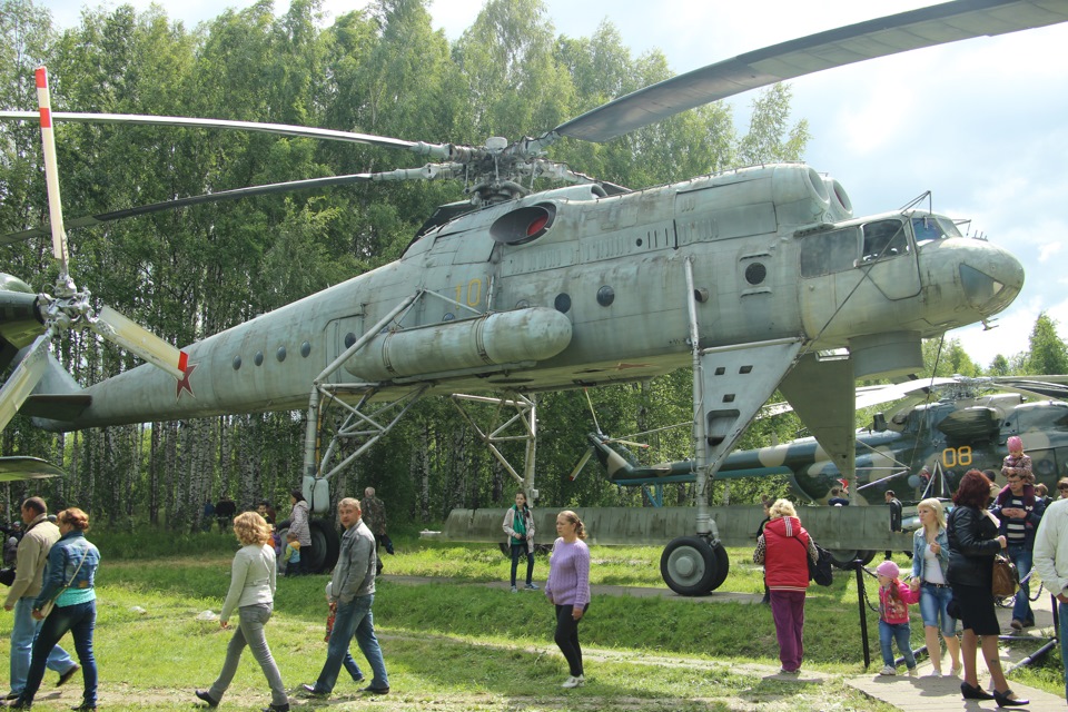 Вертолеты в торжке. Торжокский музей вертолетов. Вертолеты в торжке. Центр переучивания торжок. Беркуты пилотажная группа торжок.