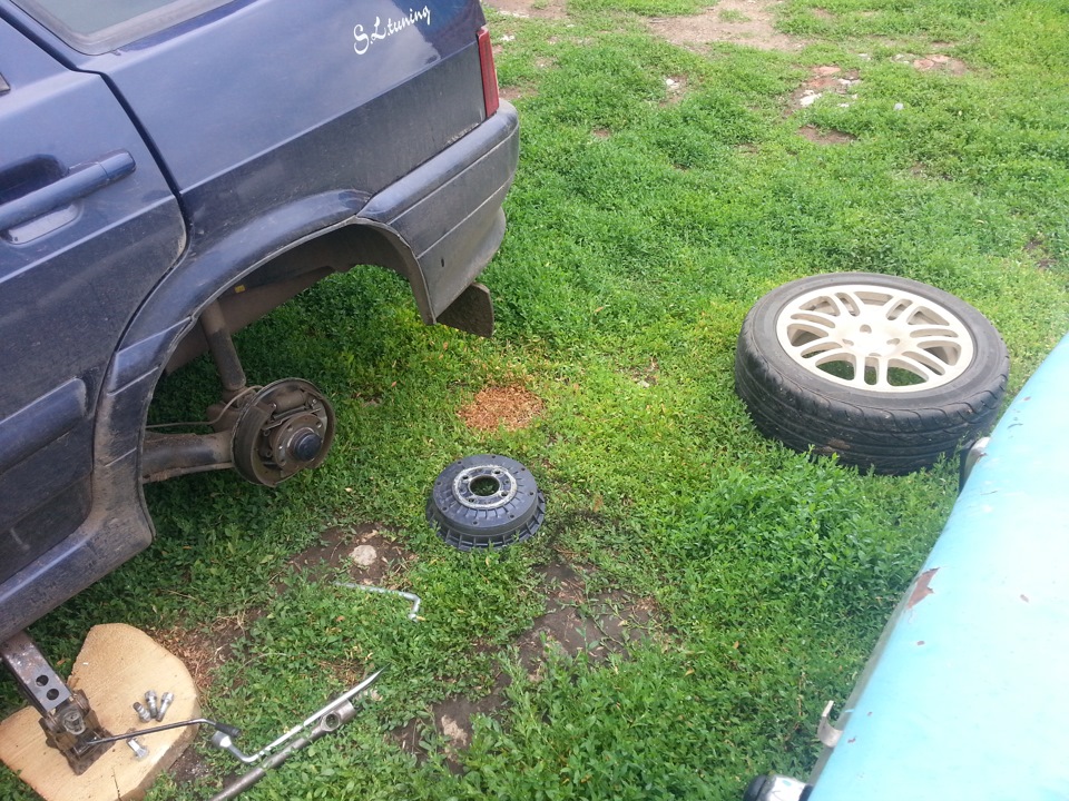 Проверка задних тормозных накладок — Lada 2114, 1,6 л, 2012 года ...