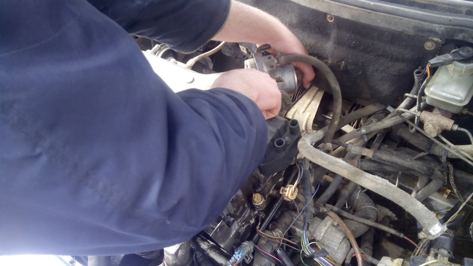 Масло в свечных колодцах ((( — Lada 21120, 1,5 л, 2001 года | своими ...