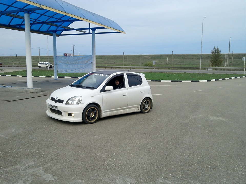 Toyota Vitz 2001 White stance