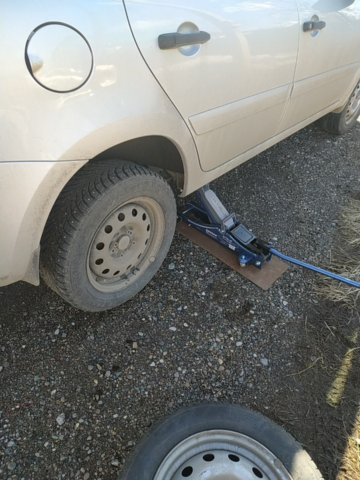 Сезонная смена колес. Тест драйв подкатного домкрата — Lada Гранта ...