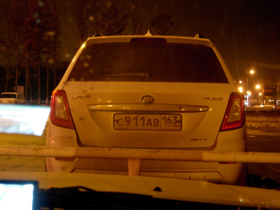 Ночью обзор с места водителя, стою чуть левее за впереди стоящей машиной — Nissan Cefiro (A32)
