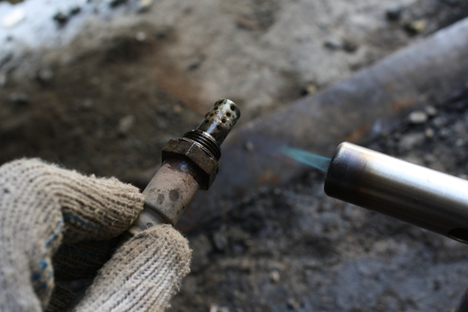 Форд фокус 1 отсоединить лямбда зонд. Удаление лямбда зондов. Обманка лямбда зонда нива 21214. Обманка катализатора 2115 евро 2. Удаление лямбда зондов.