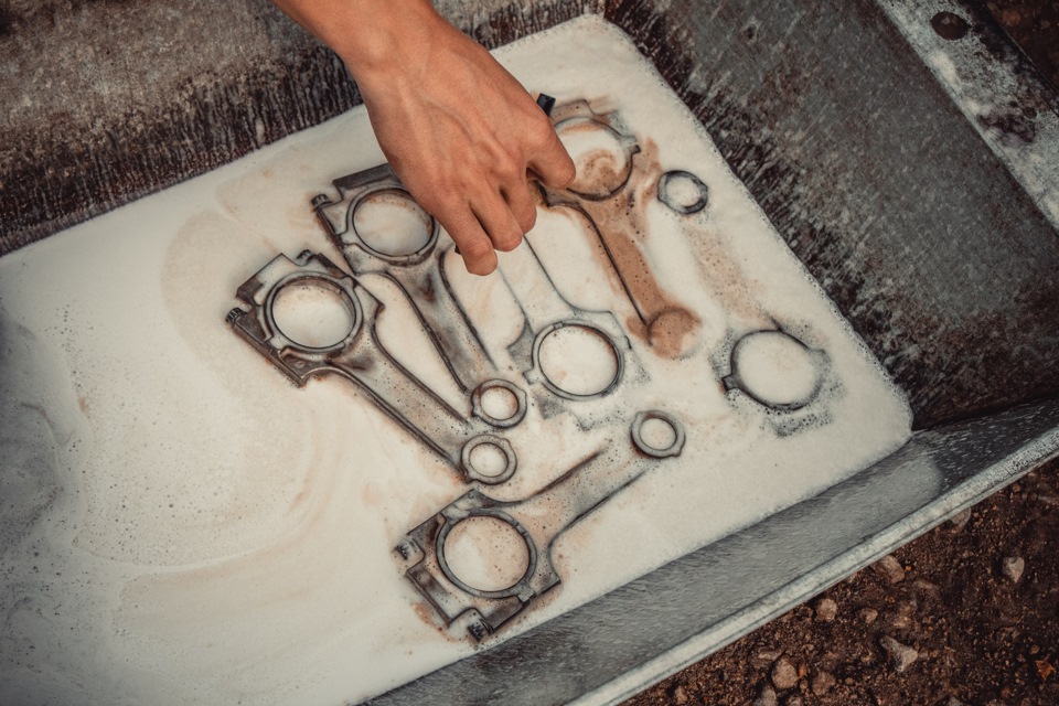 Connecting rods and pistons