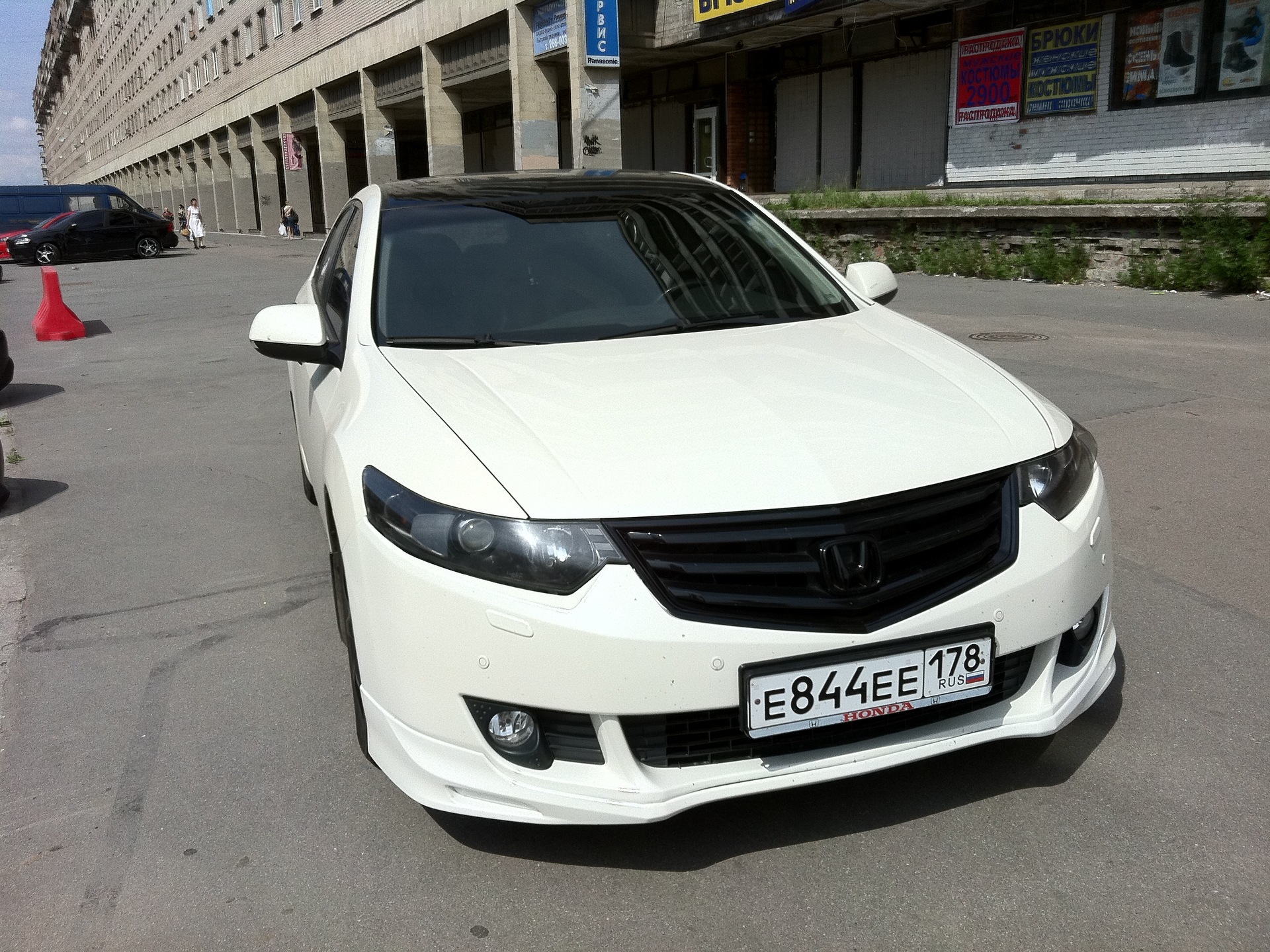 Black 8 white. Хонда Аккорд 8 белая с черной крышей. Honda Accord 8 белый антихром. Honda Accord 8 антихром. Хонда Аккорд 8 черная крыша.