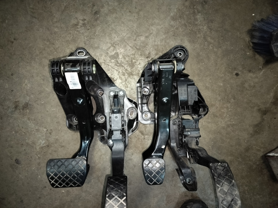 Различия педальных узлов, явно видно на фото, что как минимум отверстие под верхний болт отличается — Volkswagen Polo Sedan