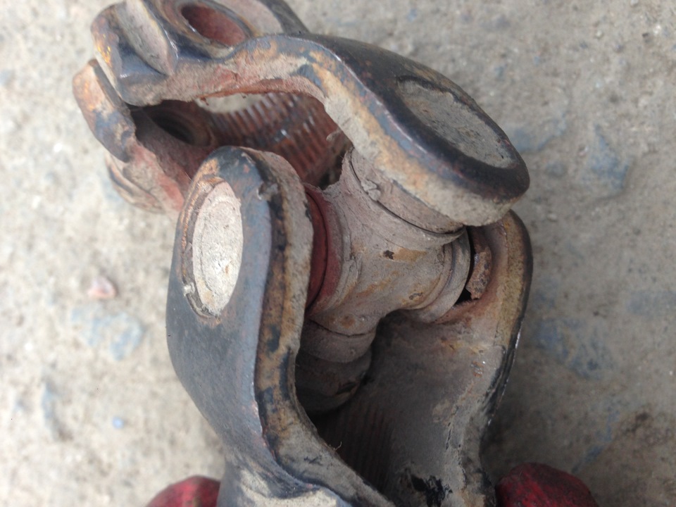 Устранение люфта рулевого колеса/замена нижнего карданчика (крестовины ...