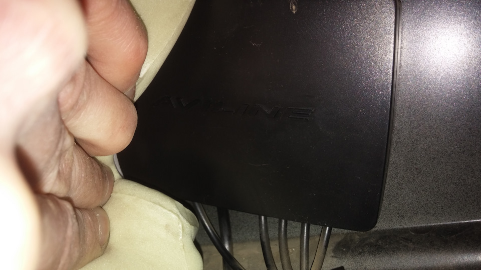 Снимаем правую обшивку и видим блок управления — Ford Focus Sedan III