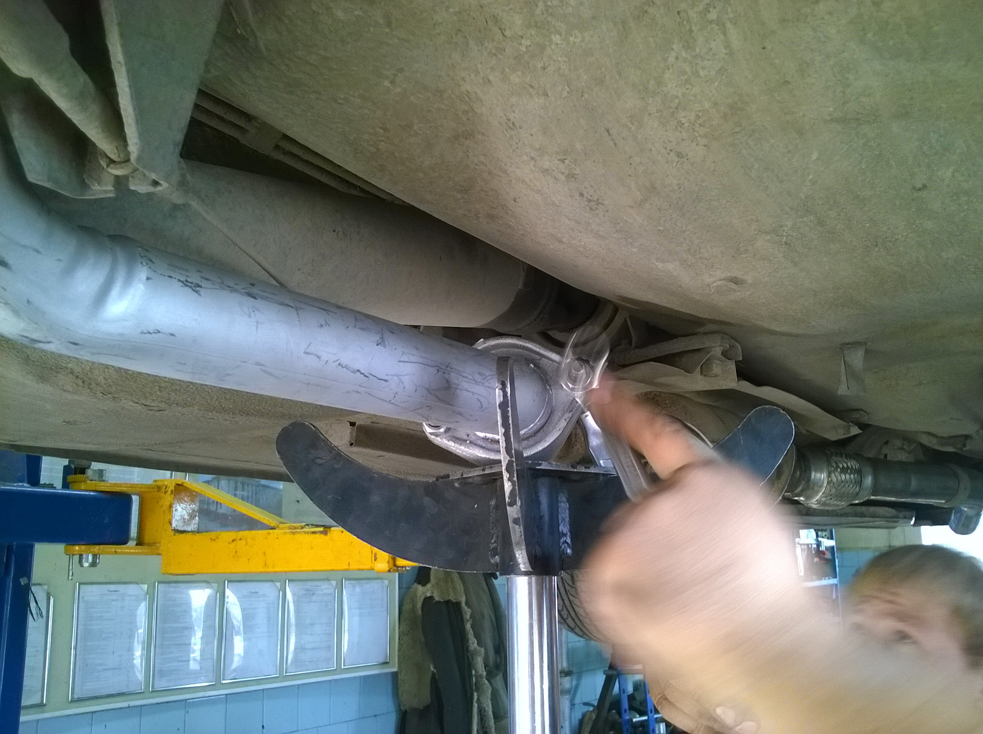 Ваз 2114 труба глушителя труба. Выхлопная система ваз 2110 дно. Резонатор nexia n150 8v. Крепление выхлопной системы уаз 469. Крепление резонатора.