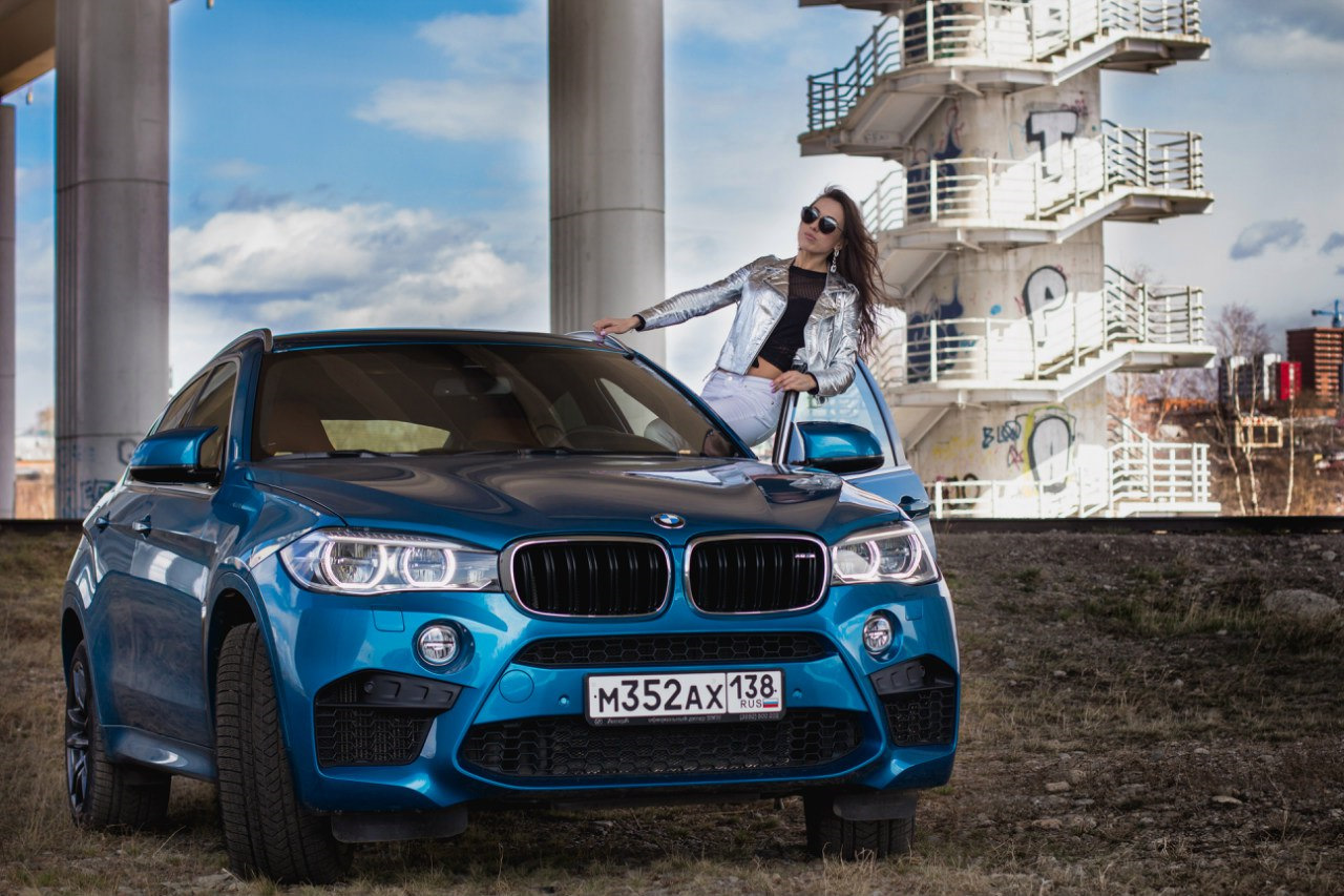 BMW x6 и девушка