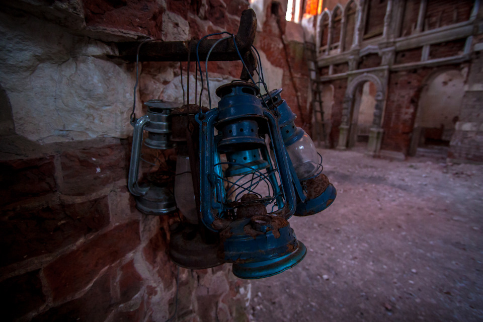 Небольшая коллекция из найденных в округе керосиновых фонарей. — Toyota Land Cruiser Prado 90-series