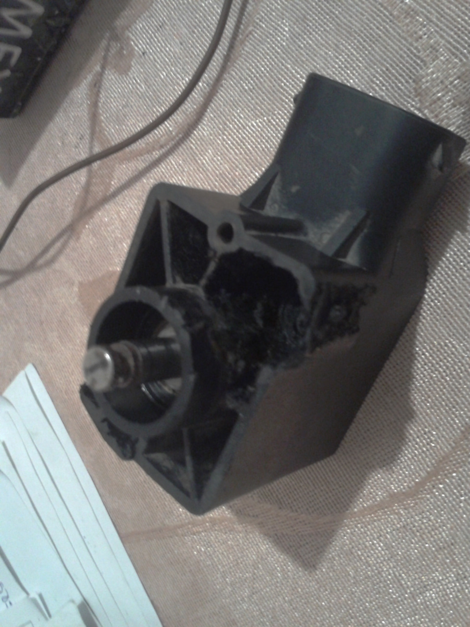 Паяльником расплавляю больше отверствия для нових гаек так как при расорке старые пришлось висверливать открутить было не возможно — Opel Vectra B