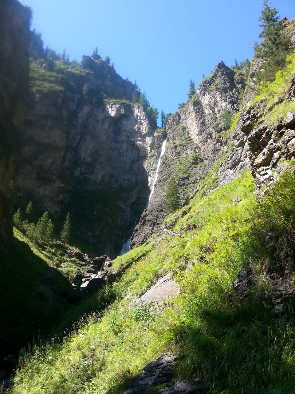 Денисова пещера, Каскад водопадов на реке Шинок