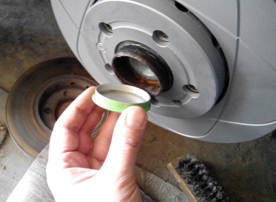 Когда нужно менять диски. Задние дисковые тормоза Фольксваген поло обслужить. Замена тормозных дисков поло седан 2012 передних. Замена тормозных дисков на Фольксваген в2. 7753165j01 замена.
