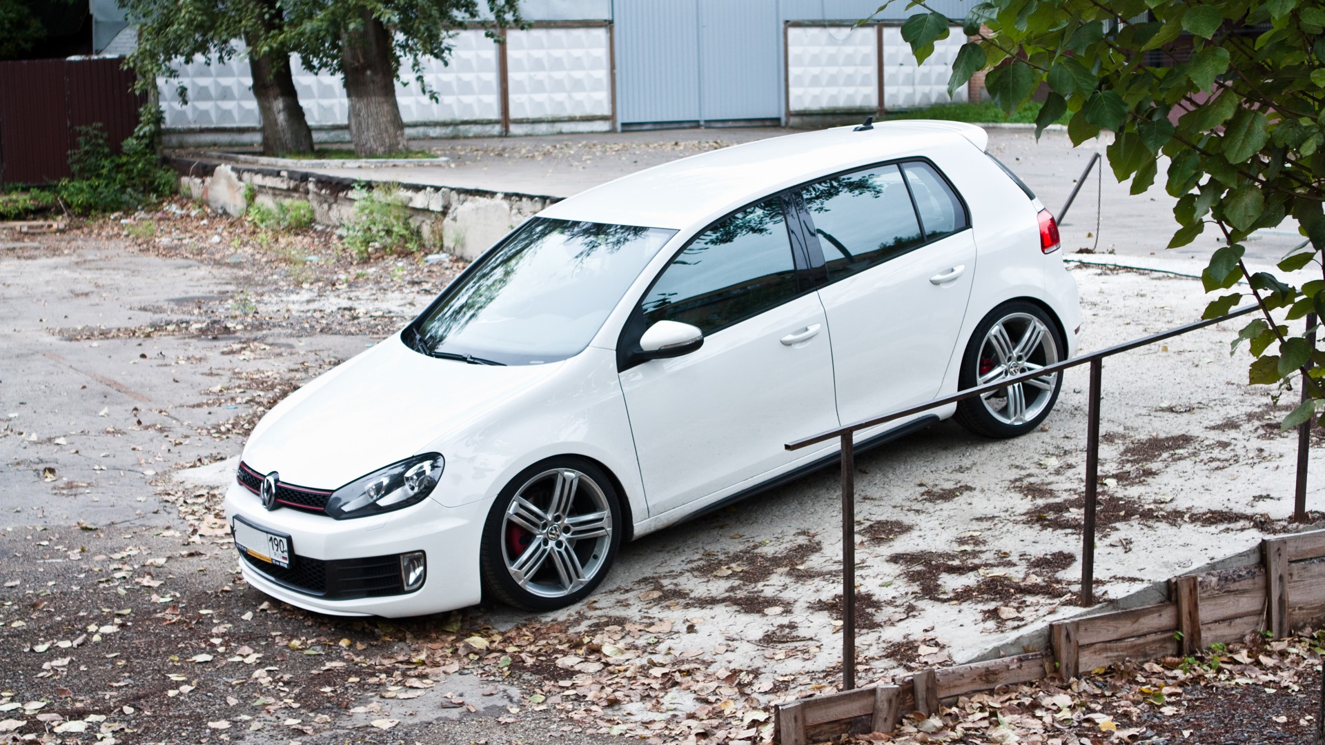 Белый чёрный Volkswagen Golf 6