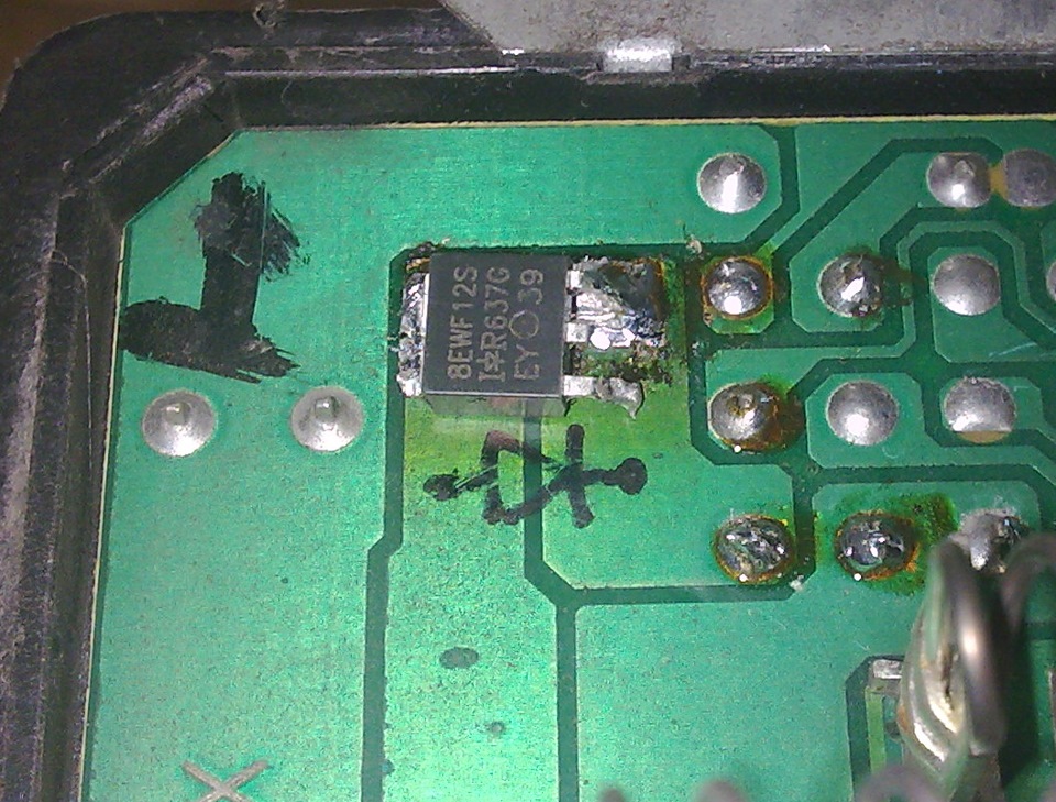 сгорел диод. сгоревшие стабилитрон на плате. сгорел диод. сгорел диод. сгоревший стабилитрон.