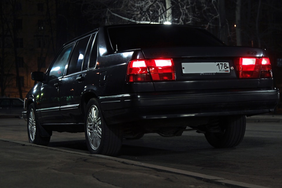 Volvo lights. Volvo 940. Volvo 940 ночью. Clear Tail Lights Volvo 940. Вольво 940 тюнинг фото.