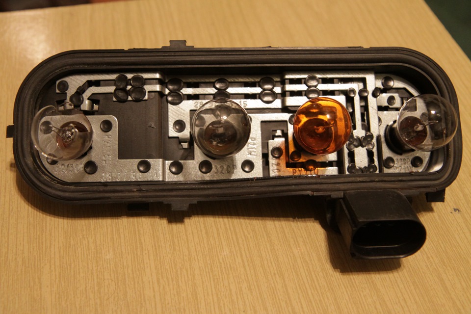 замена задней лампочки стоп сигнала и габарита P21/5W — Audi A4 Avant ...