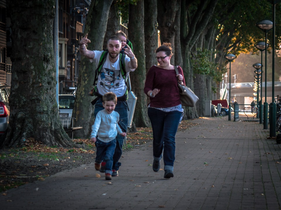 Прогуливаясь встретил одну супер счастливую семью, они неслись по ...