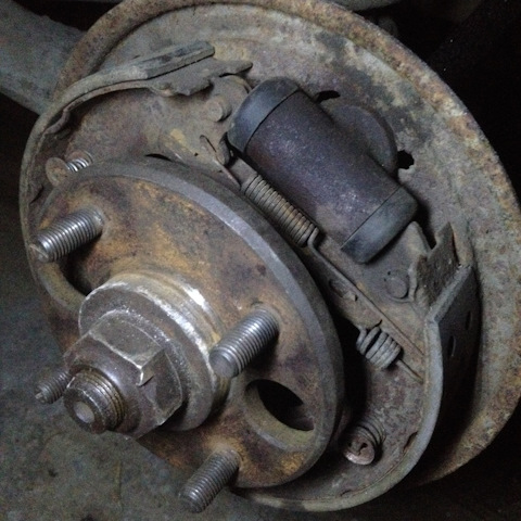 Задний барабан ваз в разборе. Ваз 2107 клинит заднее колесо на ходу. Ремкомплект для заднего колеса daewoo nexia n150. Клинят задние колеса. Клинит колесо при движении.