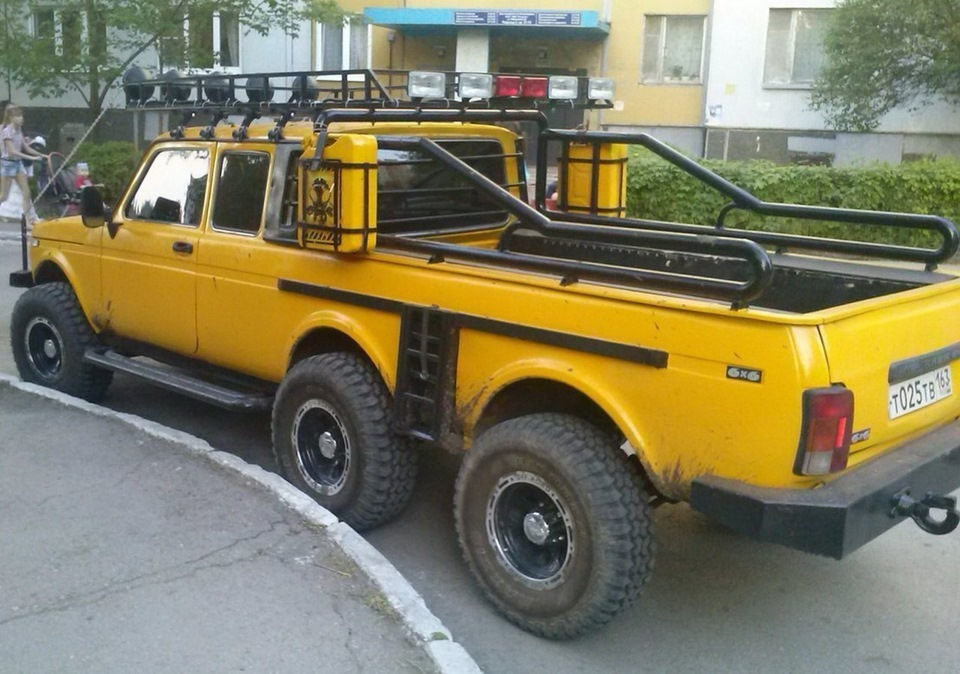 Обычная Нива 4х4 была превращена российскими мастерами в настоящего "монстра" 6х6 с возможностями Land Rover