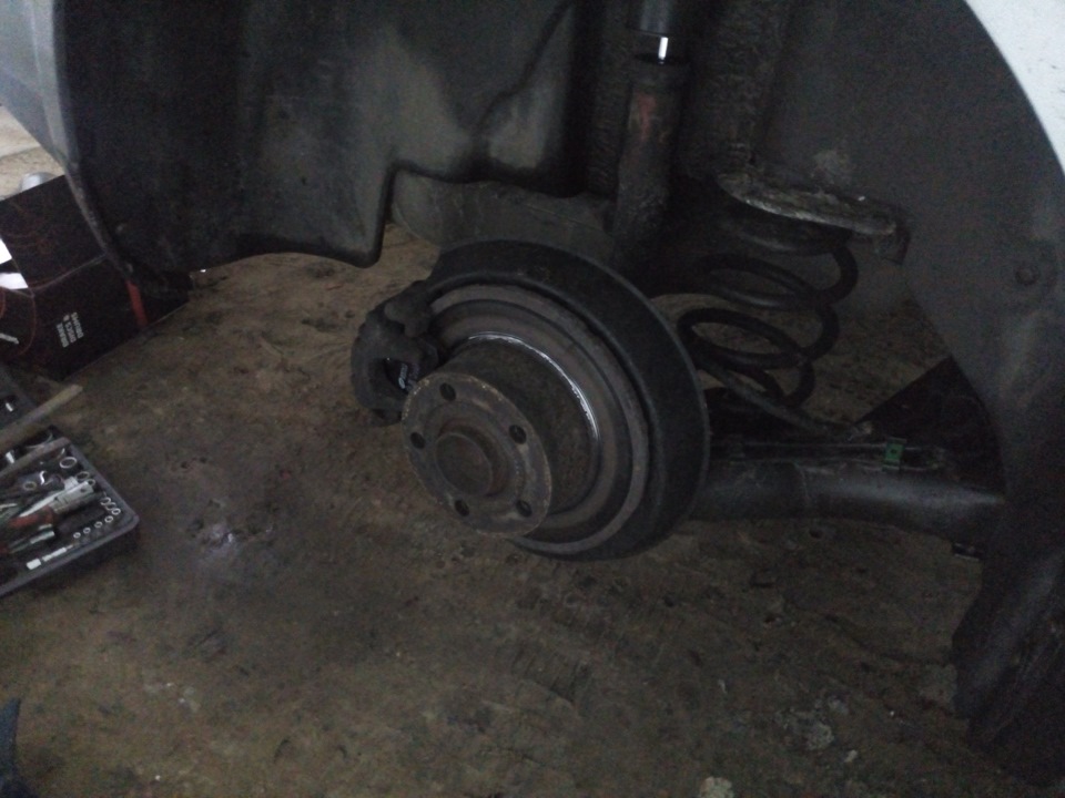 Замена задних тормозных дисков. — Volkswagen Passat B5, 1,9 л, 2002 ...