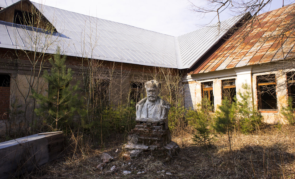 Клуб, а рядом с ним одинокий бюст Чайковского. — УАЗ 315195 Hunter