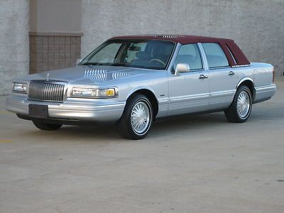 Lincoln town car 1992. Смотреть фото Lincoln town car 1992. Смотреть картинку Lincoln town car 1992. Картинка про Lincoln town car 1992. Фото Lincoln town car 1992